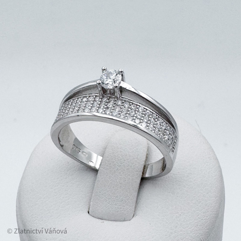 Stříbrný prsten se zirkony